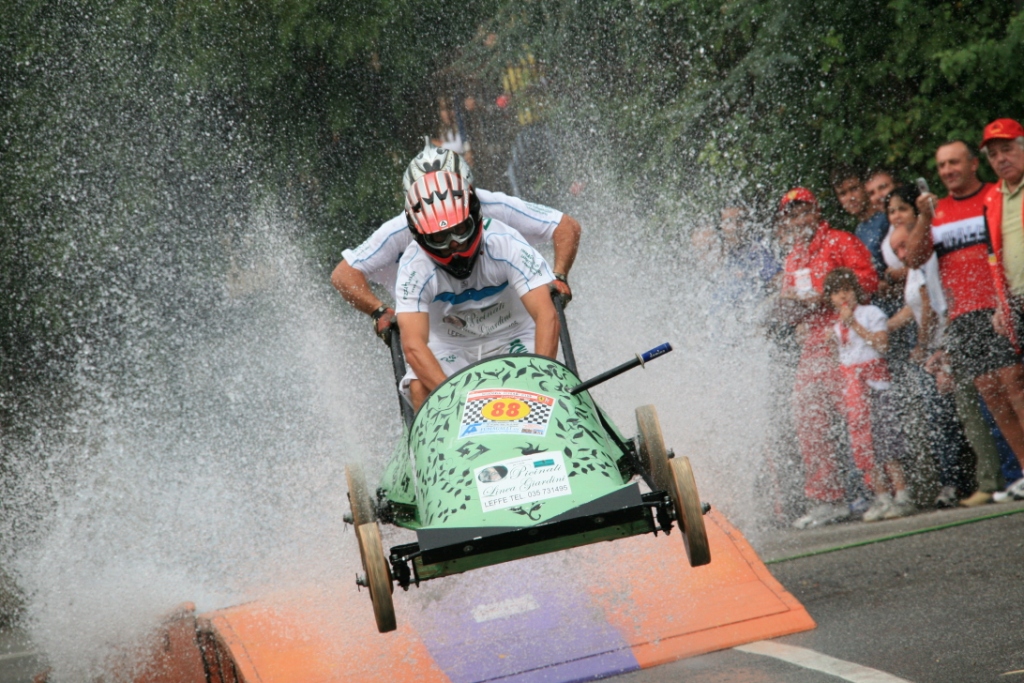 macchina salta tra la schiuma